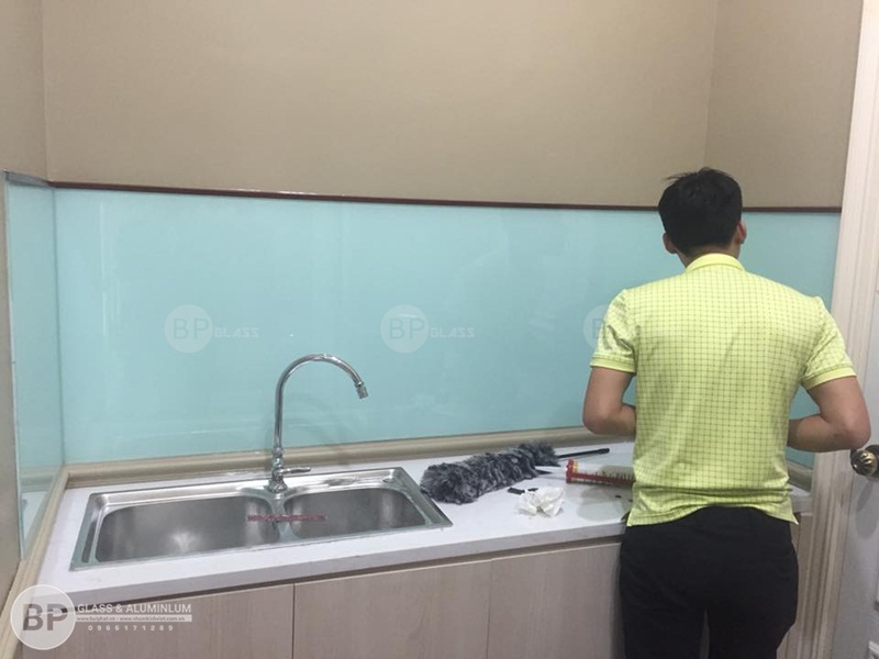 Lắp kính sơn màu ốp bếp số 33 Bà Triệu